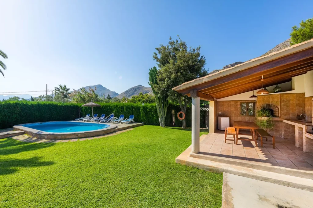 Jardín con piscina de una villa