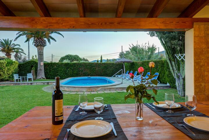 Mesa con platos que da a un jardín