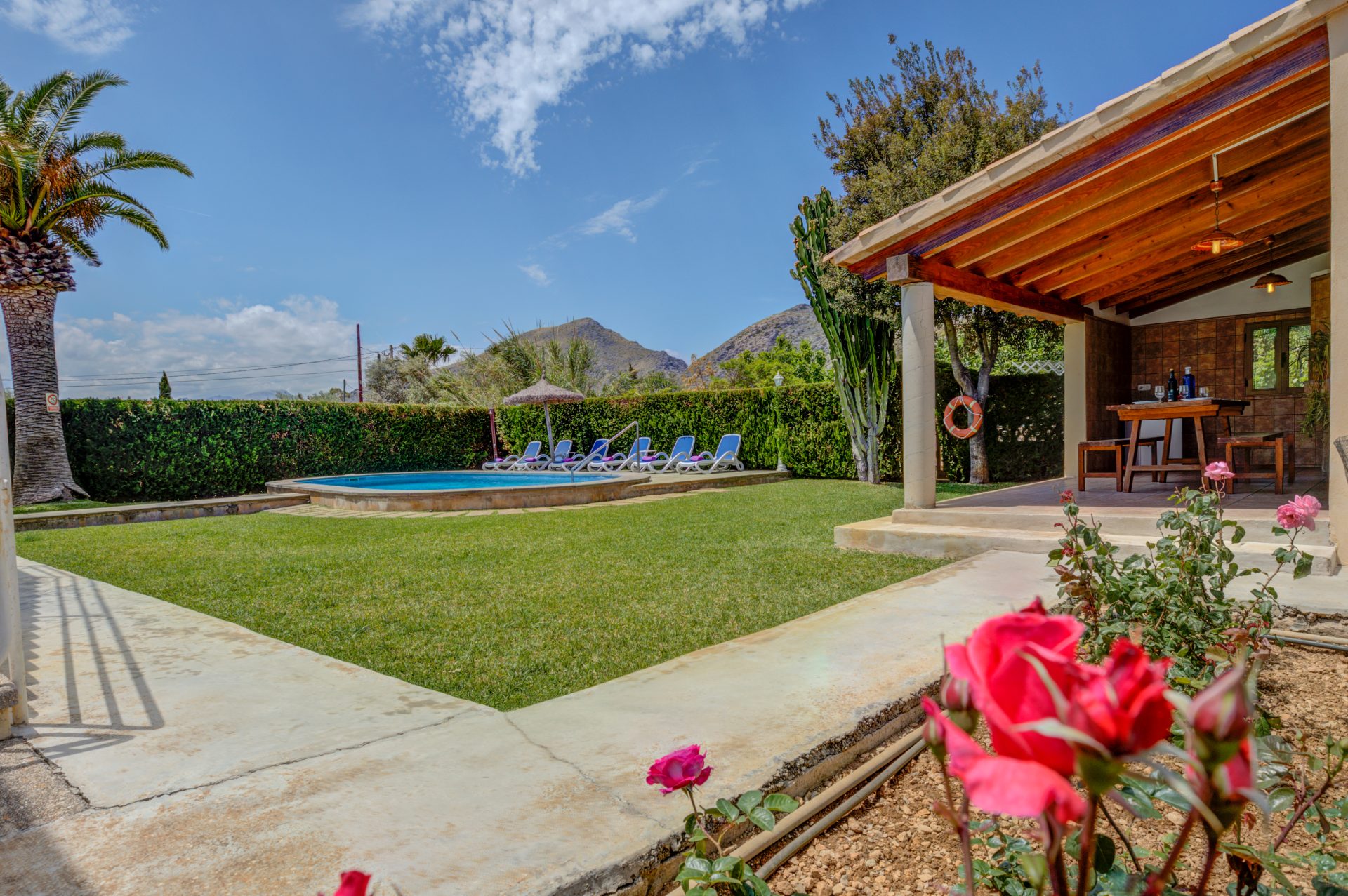 Jardín con piscina de una villa