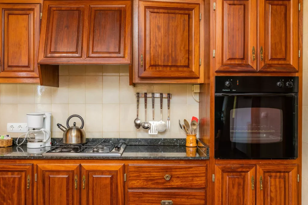 Cocina con muebles de madera